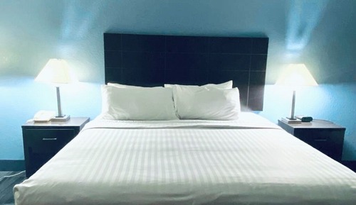 Room, 1 King Bed, Non Smoking, Poolside (Pet Friendly)