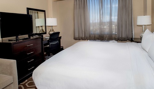 Room Non Suite, 1 King Bed Non Smoking