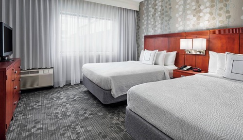 Room, 2 Queen Beds (Mobility Accessible, Tub)