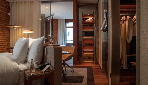Room, Corner