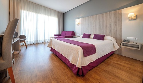 Deluxe Room, Balcony (2 Adults + 1 child)