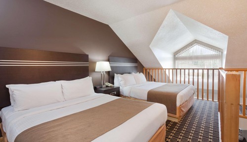 Loft Suite, 3 Queen Beds, 1 Twin Bed, Kitchenette, Non Smoking 
