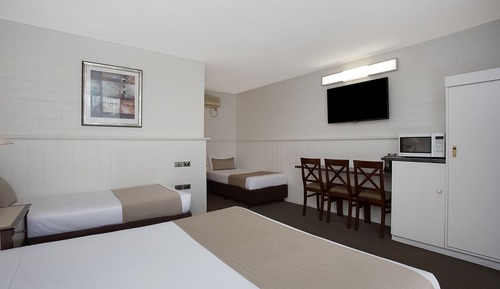 Budget Family Room (1 Queen & 2 Single Beds)