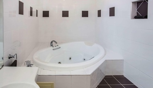 Executive Queen Spa Room
