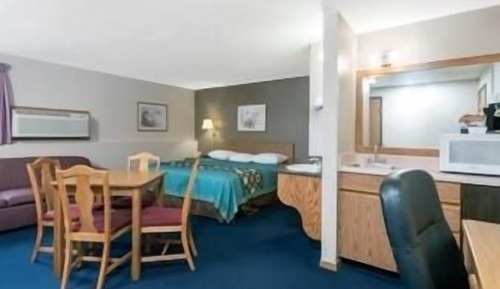 Suite, 1 King Bed, Non Smoking, Microwave