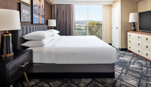 Suite, 1 King Bed, Accessible, Bathtub