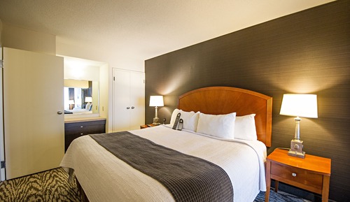 Deluxe One Bedroom Suite, Full Kitchen