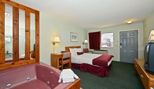 Deluxe Room, 1 Queen Bed, Jetted Tub