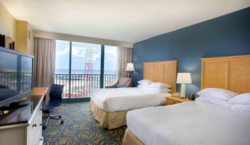 Room, 2 Queen Beds, Pool View