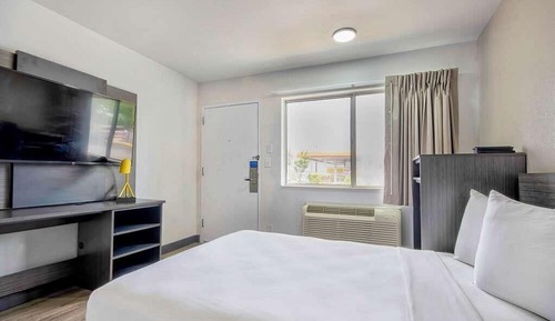 Deluxe Room, 1 Queen Bed, Non Smoking, Refrigerator