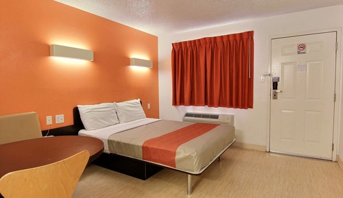 Deluxe Room, 1 Queen Bed, Non Smoking, Refrigerator