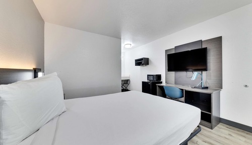 Deluxe Room, 1 Queen Bed, Non Smoking, Refrigerator