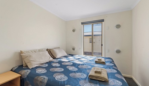 Deluxe 2 Bedroom Cabin - Sleeps 4