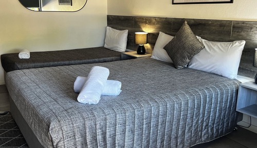 Standard Twin Room, Multiple Beds, Non Smoking (Queen Single Studio)
