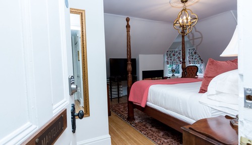 Room 1 Queen Bed (Martello)