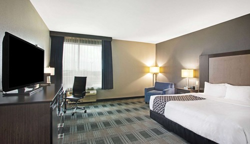 Deluxe Room, 1 King Bed, Accessible, Non Smoking (Mobility, Tub with Grab Bars)