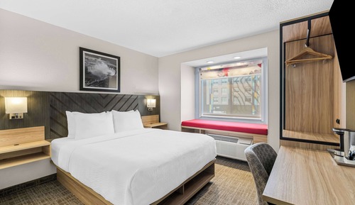 Standard Room, 1 Queen Bed, Accessible, Non Smoking (Walk-in Shower)