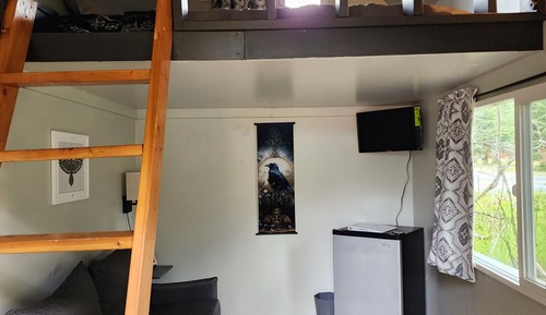 RAVEN'S NEST DRY CABIN (Shared detached bath, no kitchen)