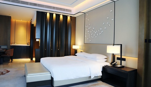 1 King Bed River View