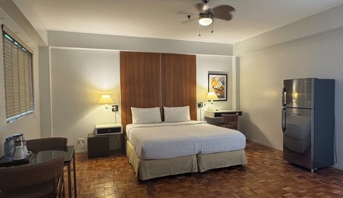 Deluxe Room, 1 Queen Bed, Refrigerator & Microwave, Corner