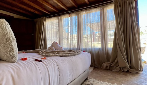 Comfort Suite, 1 King Bed, Non Smoking, Mountain View