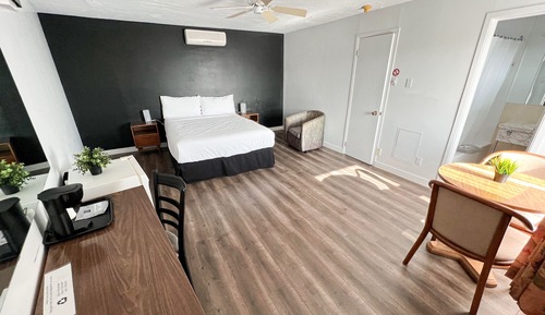 Senior Double Room, 1 Queen Bed, Private Bathroom, River View