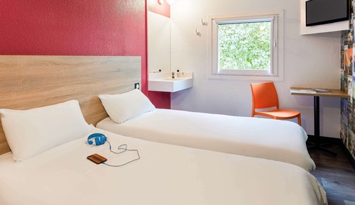 Room (Tandem)