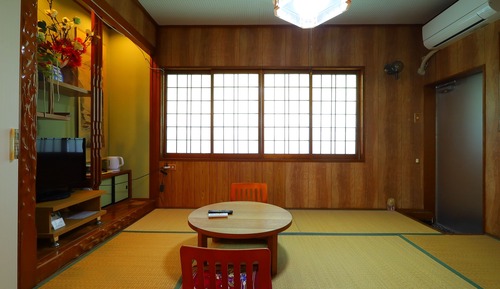 Japanese Style Room (1 Double Bed and 1 Japanese Futon)