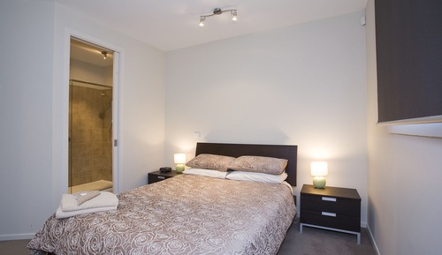 Deluxe Apartment (Number 4 - 1 Queen and 1 Tri-bunk)