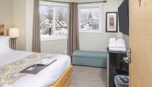 Panoramic Room, 1 Queen Bed, Shared Bathroom, Mountain View (Not Pet Friendly)