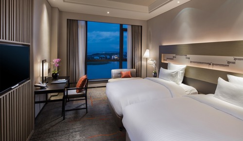 Deluxe Room, 1 King Bed, Lake View