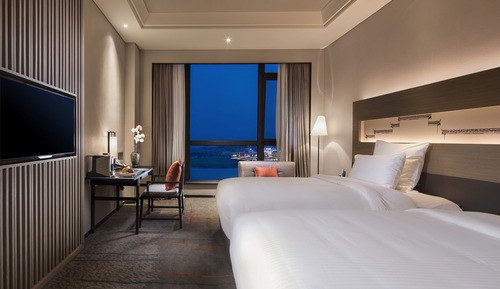 Deluxe Room, 2 Twin Beds, Lake View