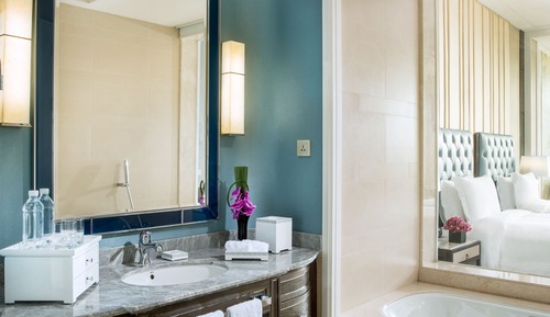 Club Suite, 1 King Bed, Business Lounge Access (Prestige)
