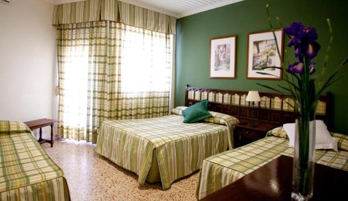 Family Room (2 Adults + 2 Children)