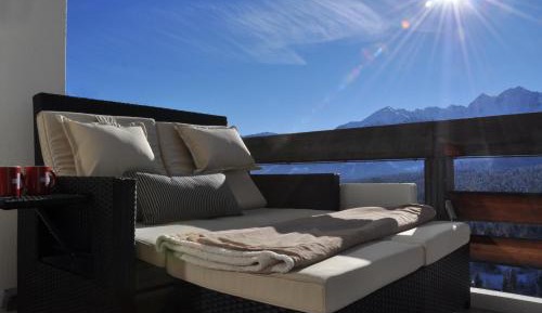 Apartment with Mountain View