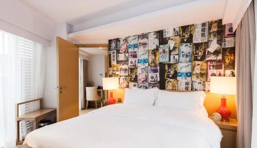 Deluxe Queen Suite