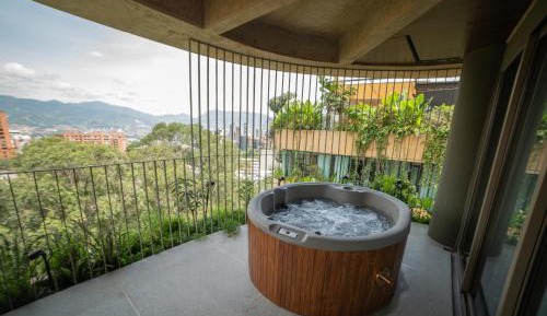 Two-Bedroom Deluxe Apartment with Balcony