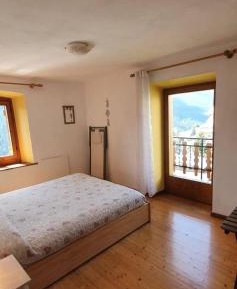 Apartment with Mountain View