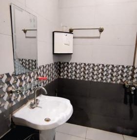 Deluxe Double Room (2 Adults + 1 Child)