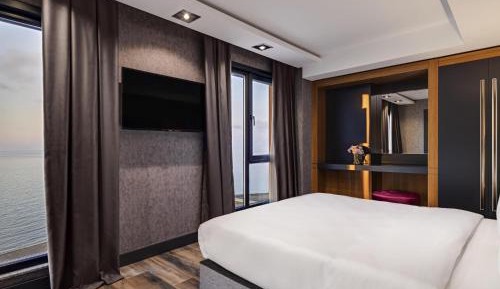 Deluxe Suite with Two Double and One Single Bed