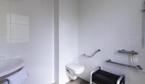 Reduced Mobility Room with Adapted Queen Bed