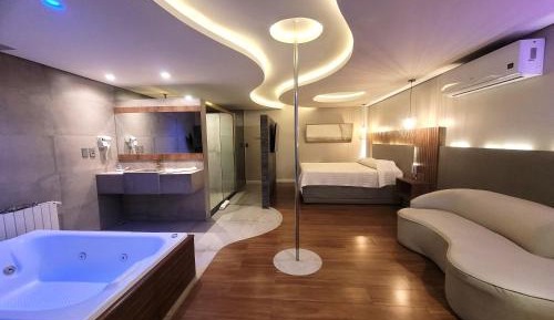 Queen Suite with Spa Bath