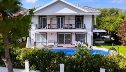 Villa with Garden View
