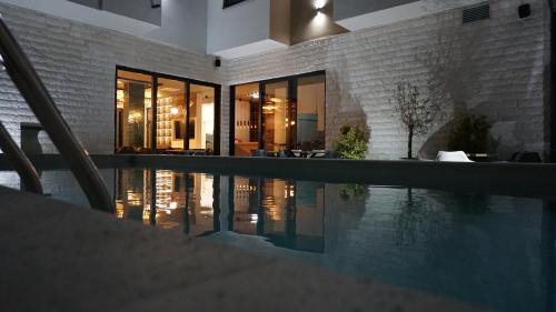 Two-Bedroom Deluxe Apartment with Balcony