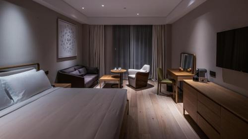 Deluxe King Room-Free MiniBar and Free daily afternoon tea