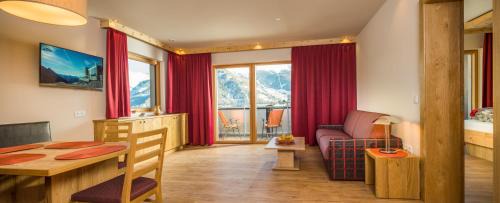Apartment with Mountain View Top 14