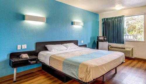 King Room - Disability Access - Non-Smoking