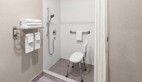 King Room with Bath Tub - Mobility Accessible/Non-Smoking