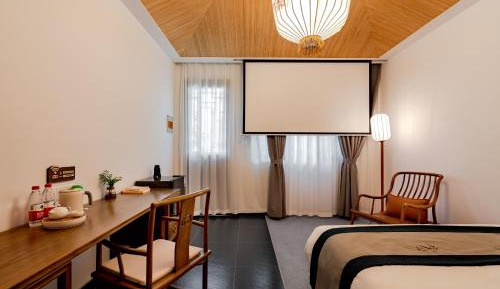 Standard Queen Room