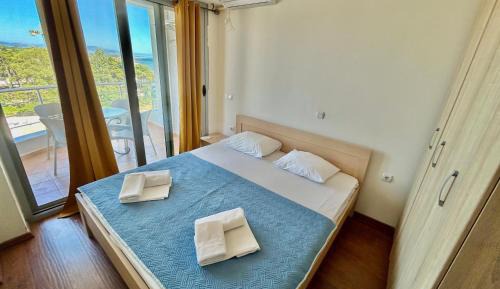 One-Bedroom Apartment with Sea View and Balcony